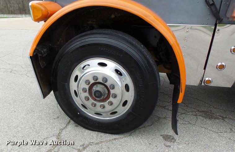 image for item DB1301 1988 Peterbilt 379 semi truck