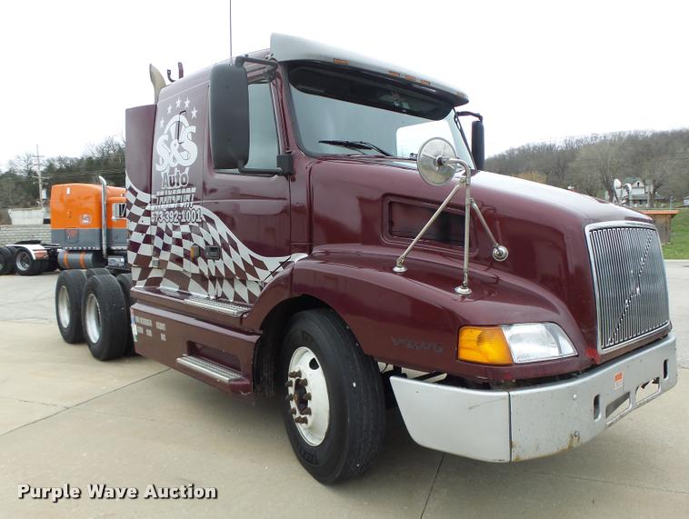 image for item DB1302 2001 Volvo VNL semi truck