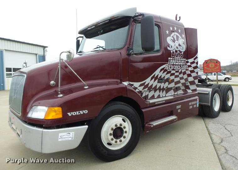 image for item DB1302 2001 Volvo VNL semi truck
