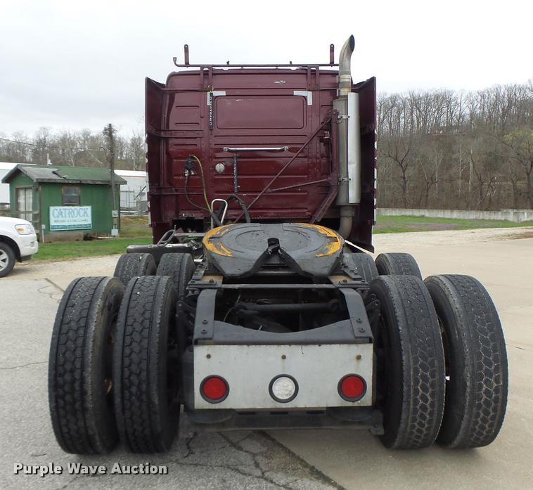 image for item DB1302 2001 Volvo VNL semi truck