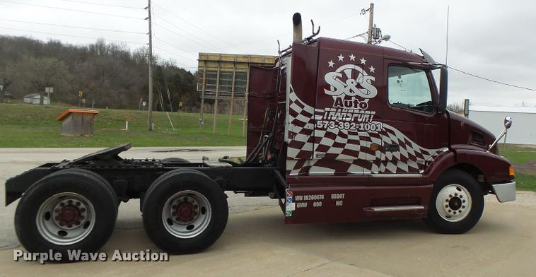 image for item DB1302 2001 Volvo VNL semi truck