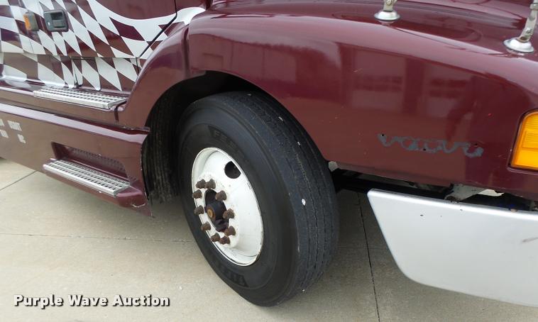 image for item DB1302 2001 Volvo VNL semi truck