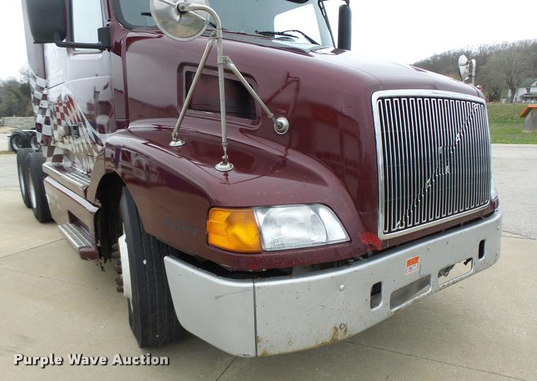 image for item DB1302 2001 Volvo VNL semi truck