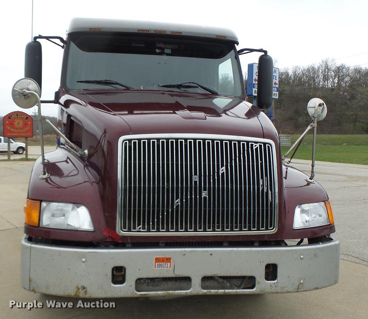 image for item DB1302 2001 Volvo VNL semi truck