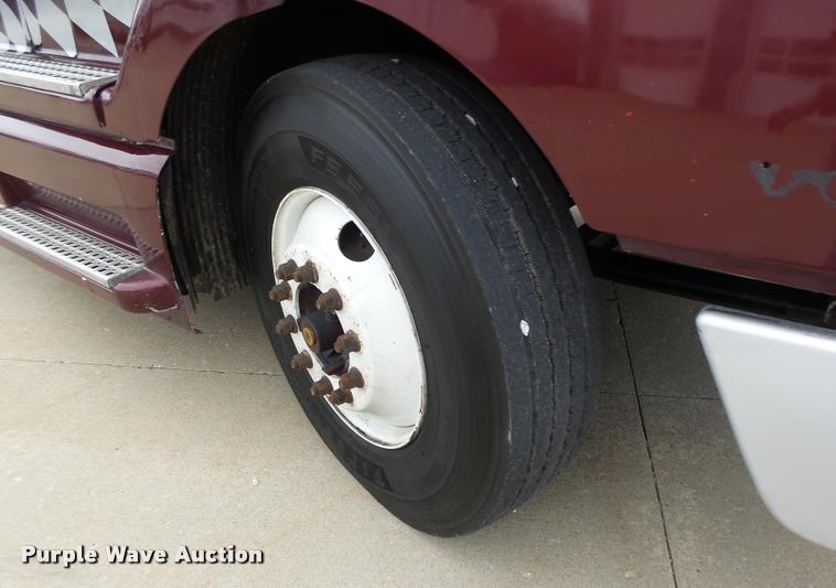 image for item DB1302 2001 Volvo VNL semi truck