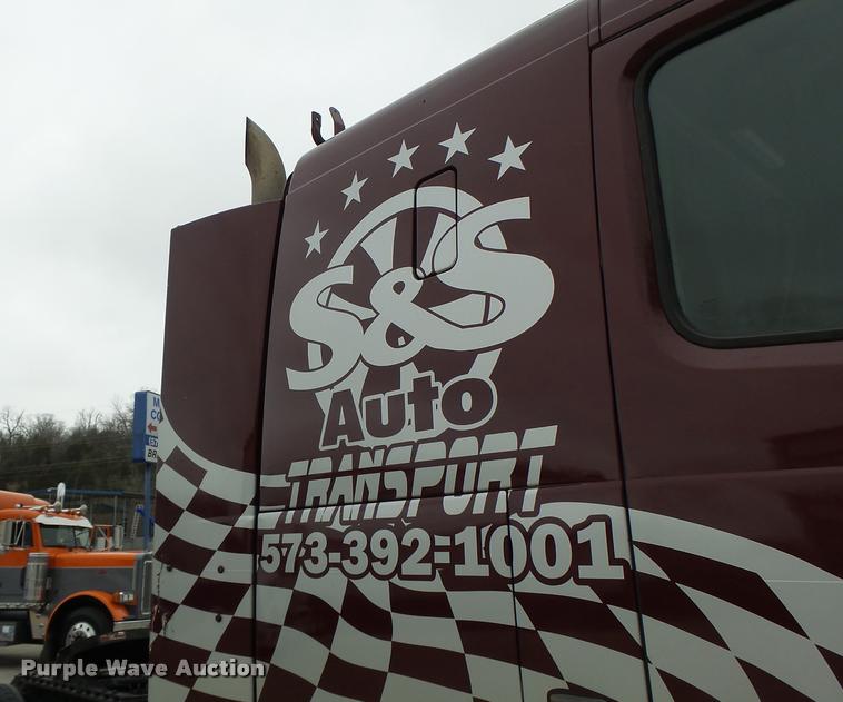 image for item DB1302 2001 Volvo VNL semi truck