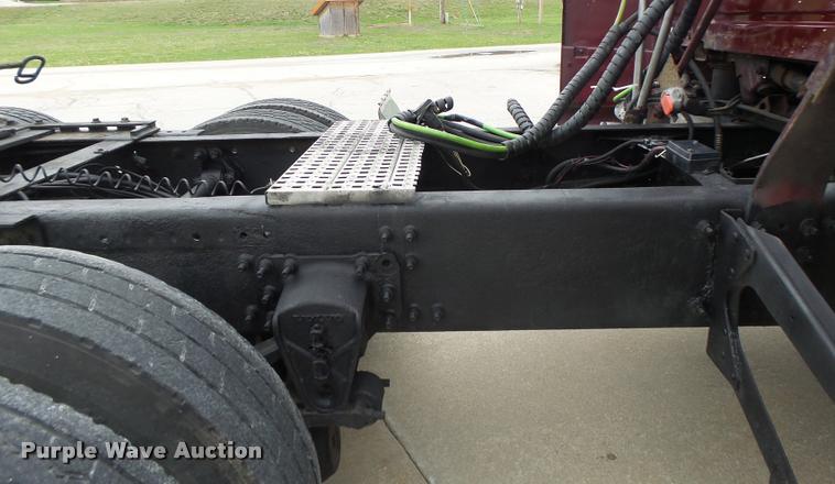 image for item DB1302 2001 Volvo VNL semi truck