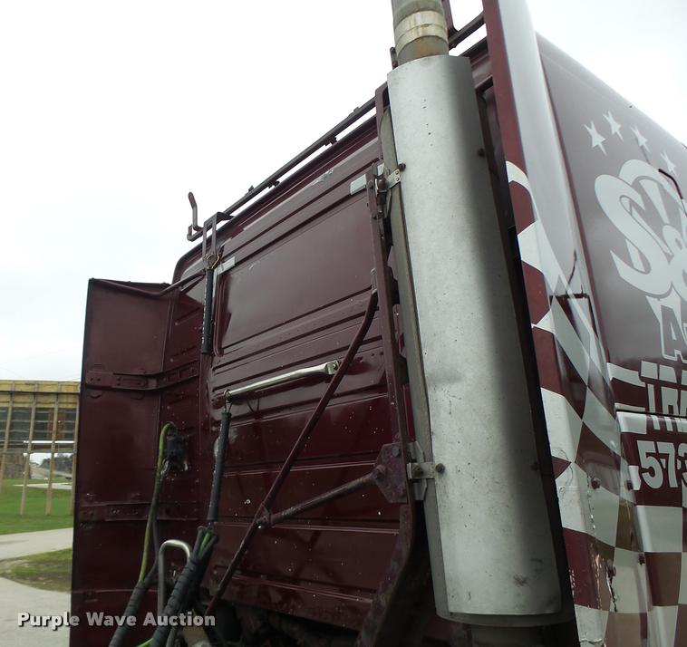 image for item DB1302 2001 Volvo VNL semi truck