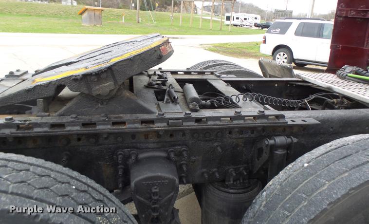 image for item DB1302 2001 Volvo VNL semi truck