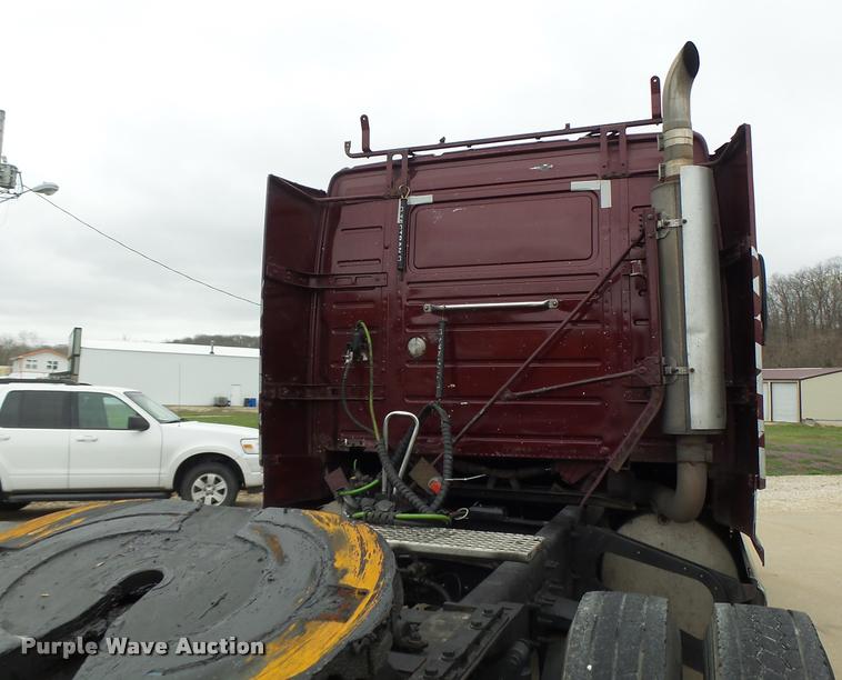 image for item DB1302 2001 Volvo VNL semi truck