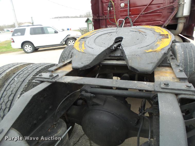 image for item DB1302 2001 Volvo VNL semi truck