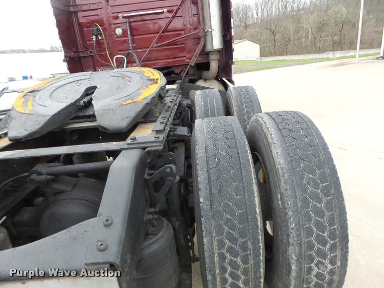 image for item DB1302 2001 Volvo VNL semi truck