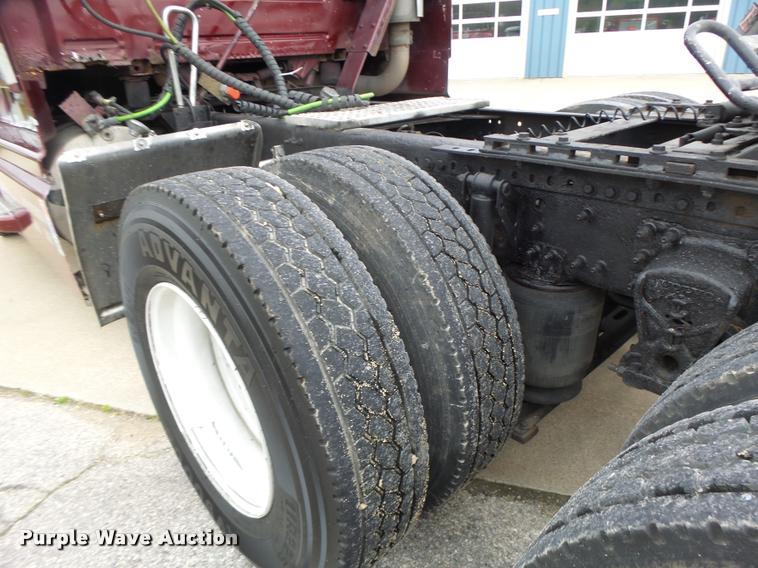 image for item DB1302 2001 Volvo VNL semi truck