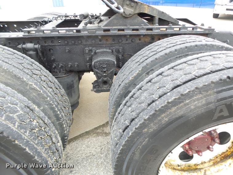 image for item DB1302 2001 Volvo VNL semi truck