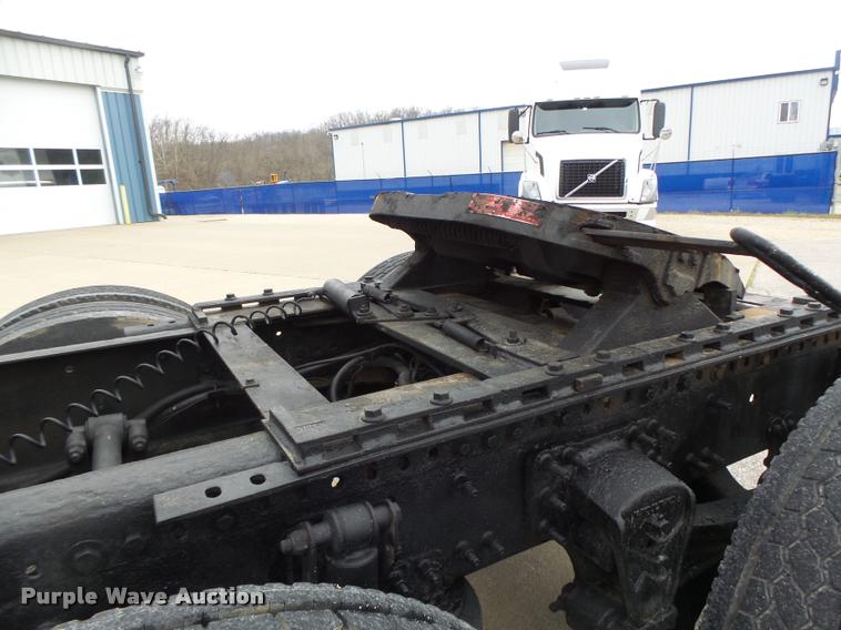 image for item DB1302 2001 Volvo VNL semi truck