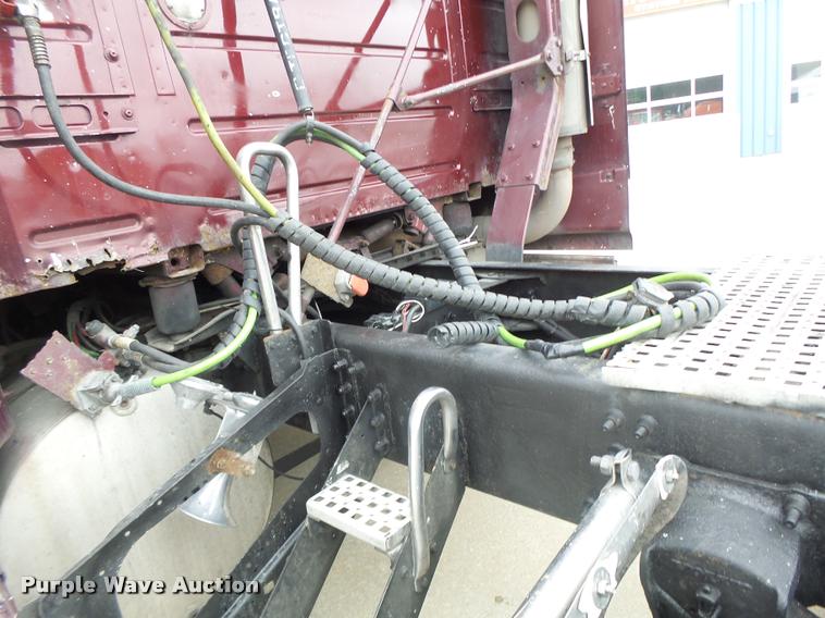 image for item DB1302 2001 Volvo VNL semi truck