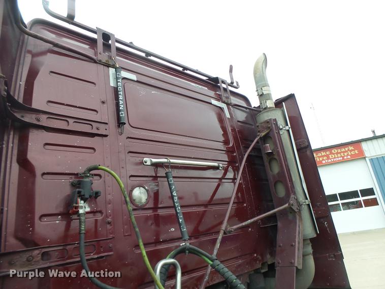 image for item DB1302 2001 Volvo VNL semi truck