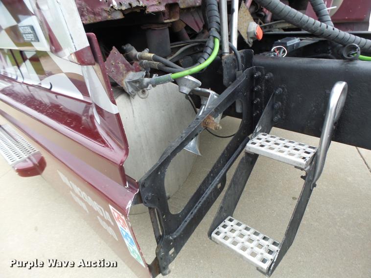 image for item DB1302 2001 Volvo VNL semi truck