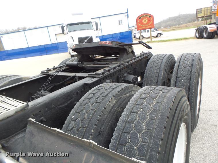 image for item DB1302 2001 Volvo VNL semi truck