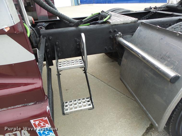 image for item DB1302 2001 Volvo VNL semi truck