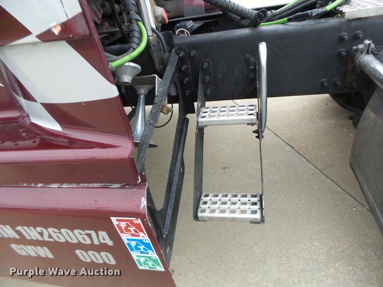 image for item DB1302 2001 Volvo VNL semi truck