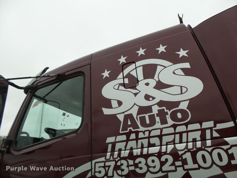 image for item DB1302 2001 Volvo VNL semi truck