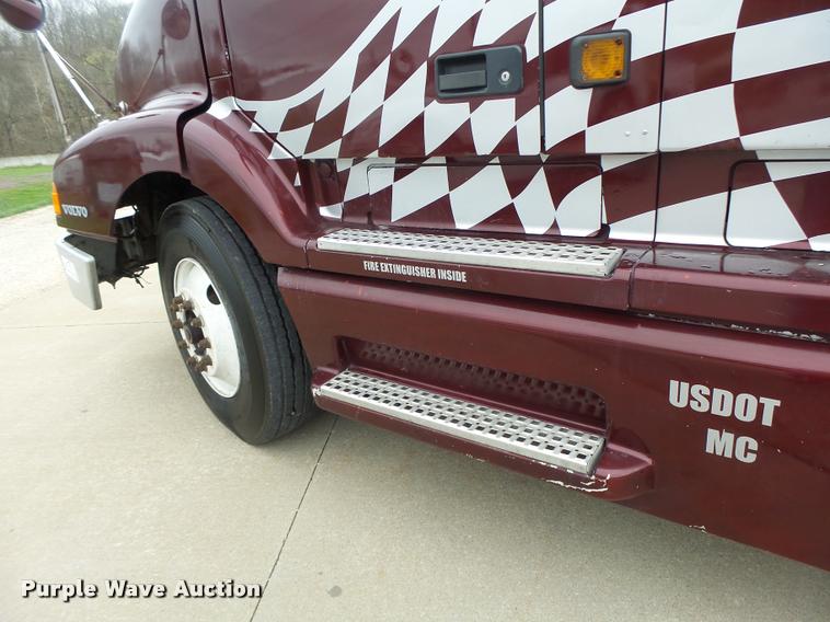 image for item DB1302 2001 Volvo VNL semi truck