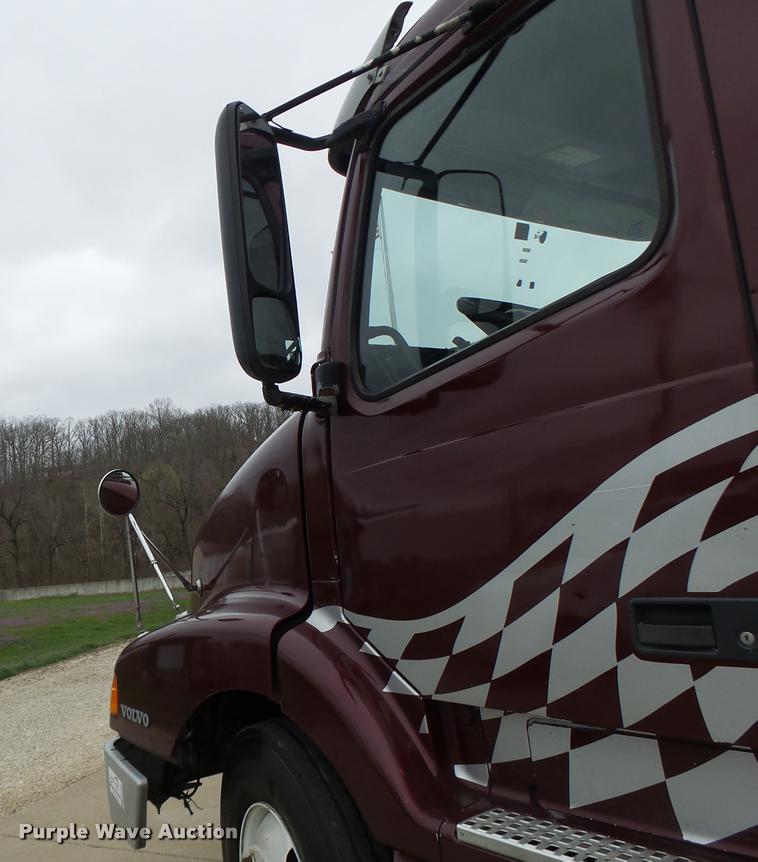 image for item DB1302 2001 Volvo VNL semi truck