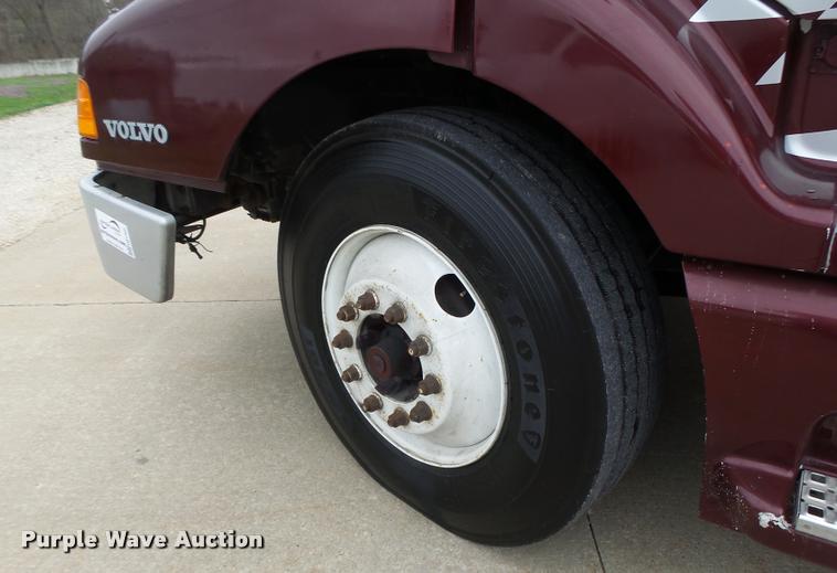 image for item DB1302 2001 Volvo VNL semi truck