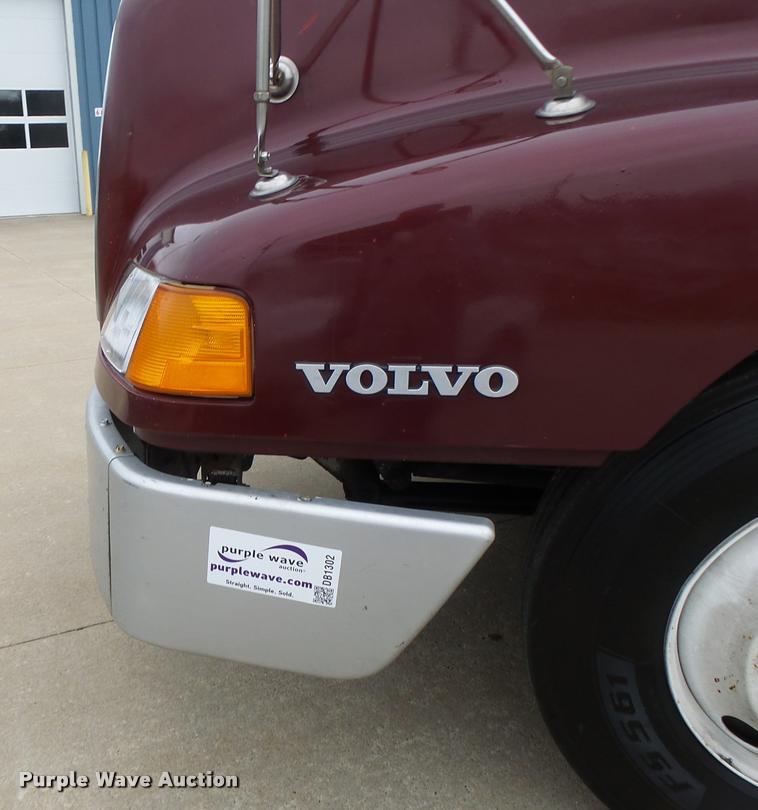 image for item DB1302 2001 Volvo VNL semi truck