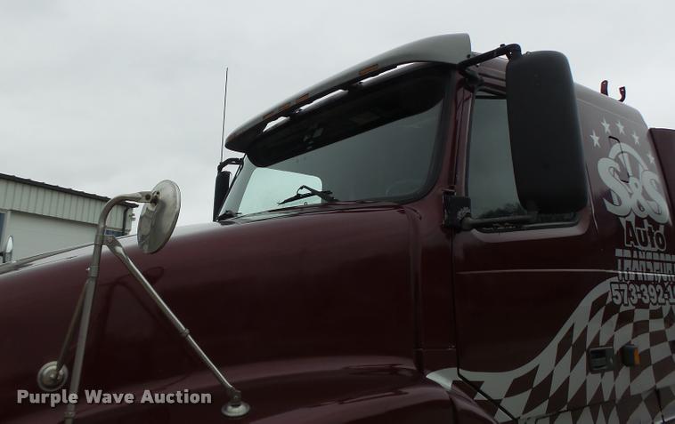 image for item DB1302 2001 Volvo VNL semi truck