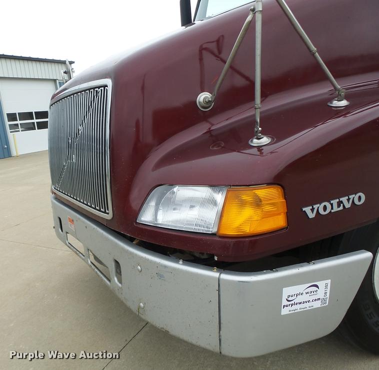 image for item DB1302 2001 Volvo VNL semi truck