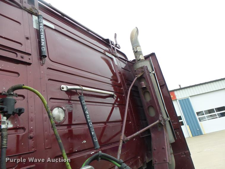 image for item DB1302 2001 Volvo VNL semi truck