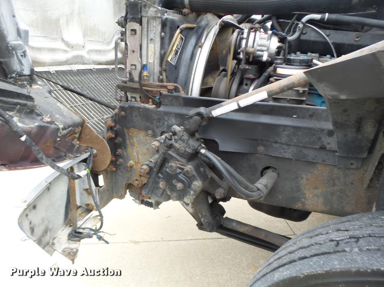 image for item DB1302 2001 Volvo VNL semi truck