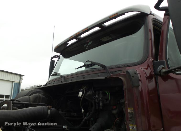 image for item DB1302 2001 Volvo VNL semi truck