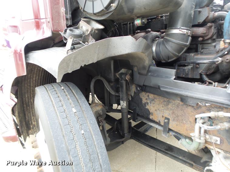 image for item DB1302 2001 Volvo VNL semi truck