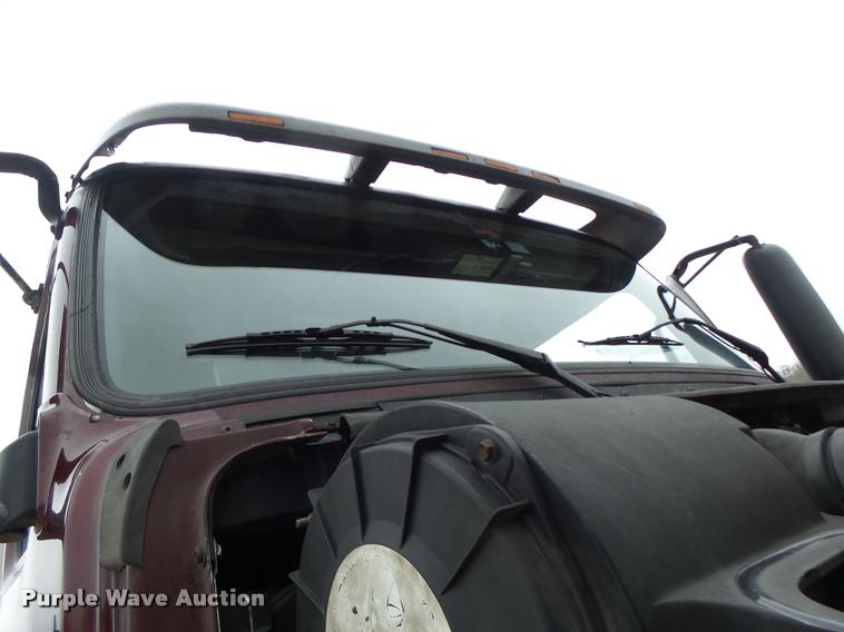 image for item DB1302 2001 Volvo VNL semi truck