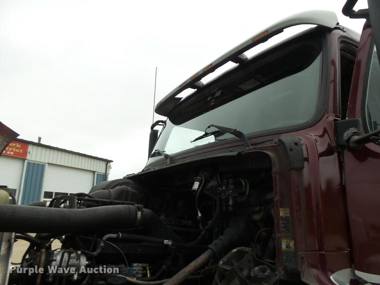 image for item DB1302 2001 Volvo VNL semi truck