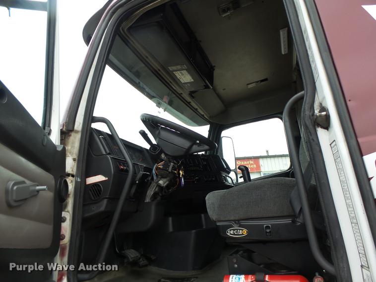 image for item DB1302 2001 Volvo VNL semi truck