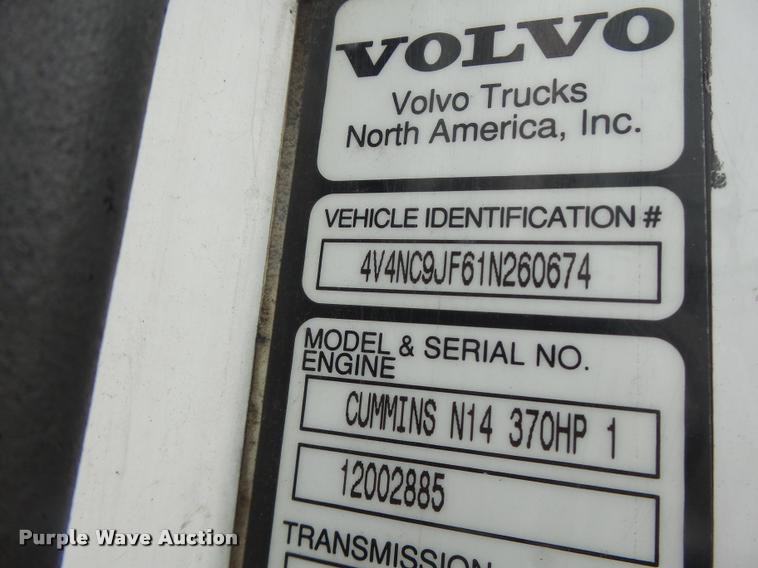 image for item DB1302 2001 Volvo VNL semi truck
