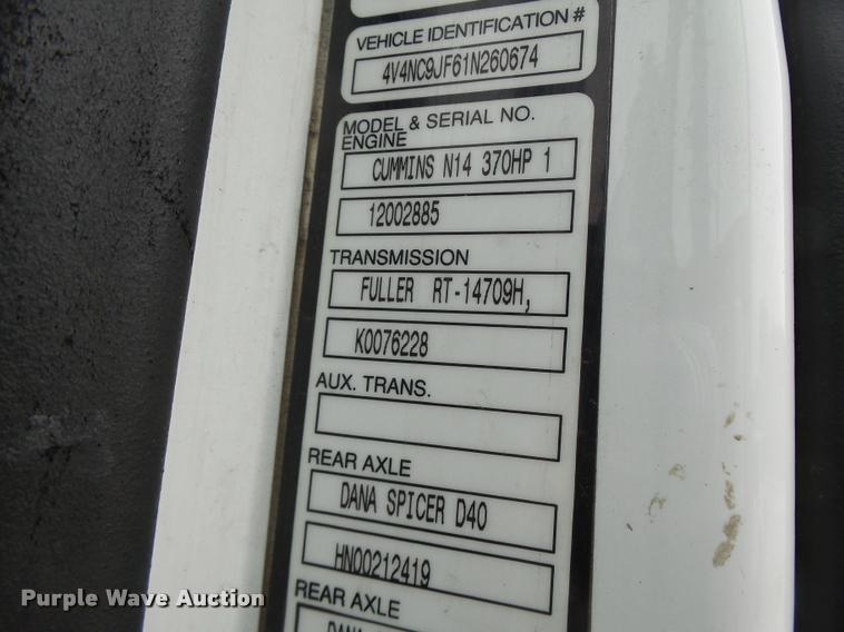 image for item DB1302 2001 Volvo VNL semi truck