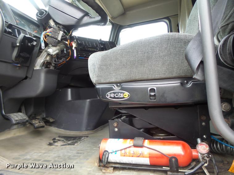 image for item DB1302 2001 Volvo VNL semi truck