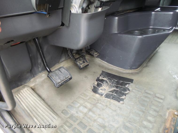 image for item DB1302 2001 Volvo VNL semi truck