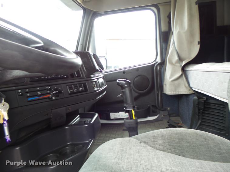 image for item DB1302 2001 Volvo VNL semi truck