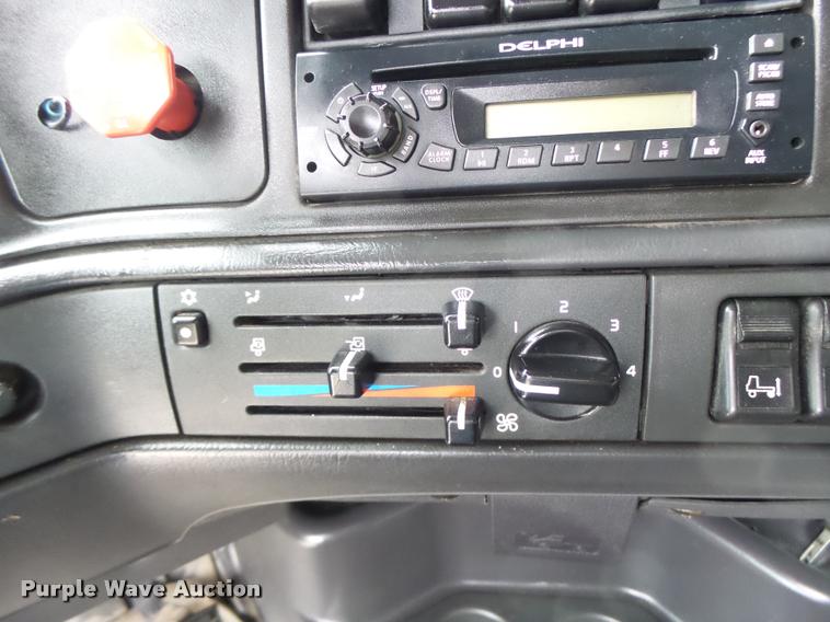 image for item DB1302 2001 Volvo VNL semi truck