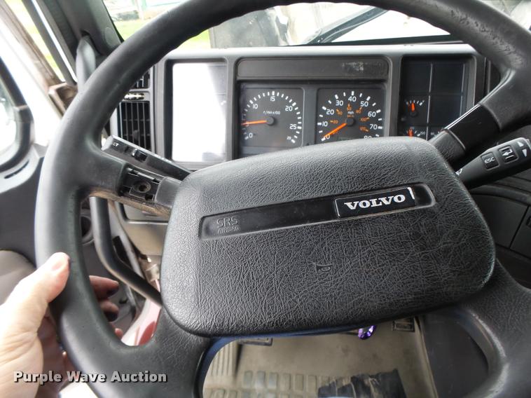 image for item DB1302 2001 Volvo VNL semi truck