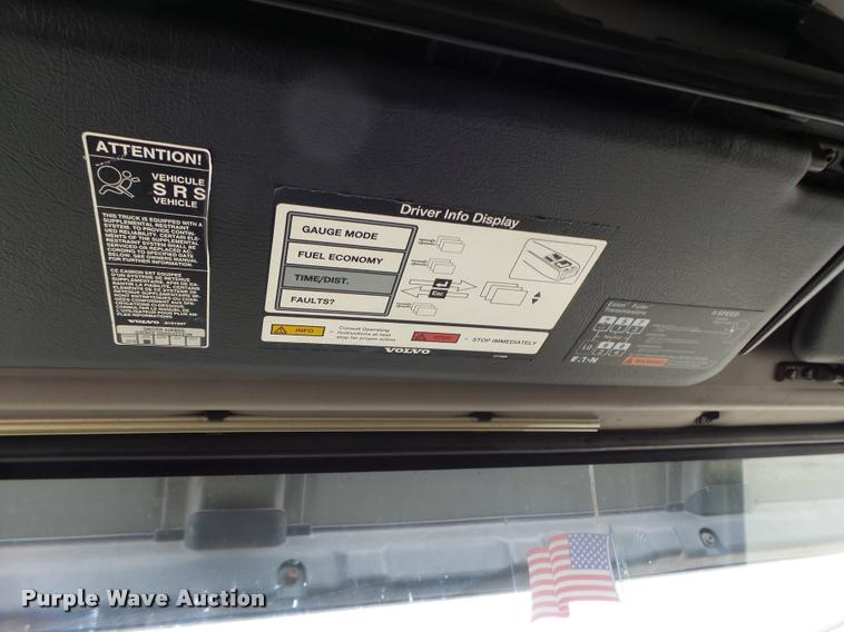 image for item DB1302 2001 Volvo VNL semi truck