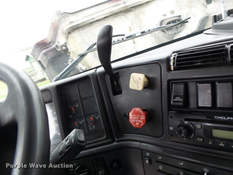 image for item DB1302 2001 Volvo VNL semi truck