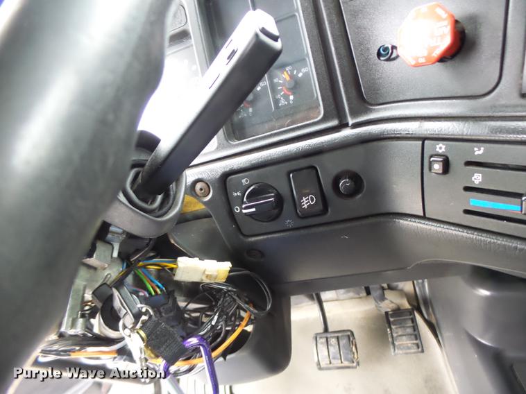 image for item DB1302 2001 Volvo VNL semi truck