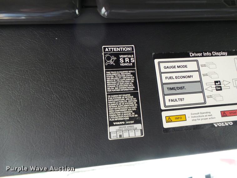 image for item DB1302 2001 Volvo VNL semi truck